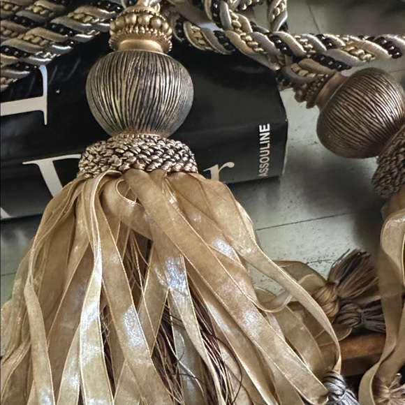 Elegant Tan and Gold Tassel Tiebacks - Picture 2 of 6